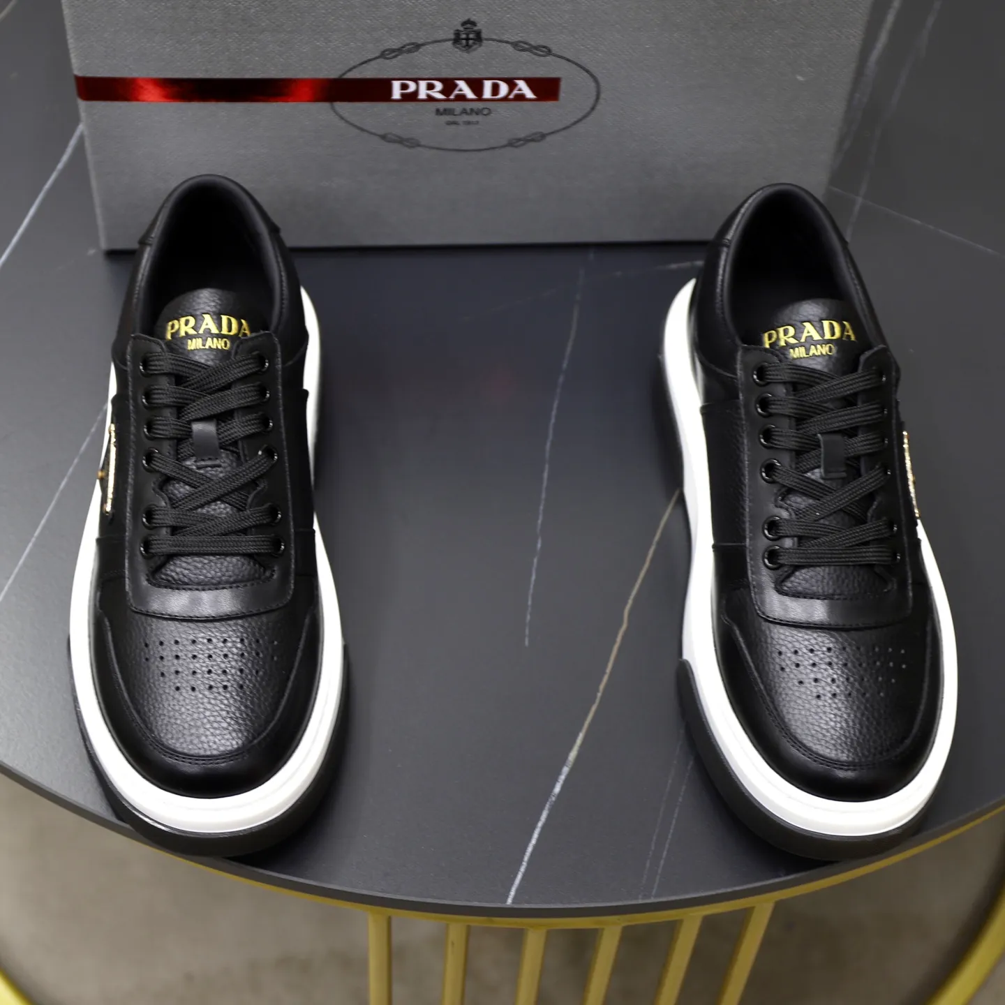 Factory price: 720💰Top original order Brand: PRADA (Prada) Standard code: Men's size 38/44 (45 can be customized) Grade: Same as the official website Material: Original cowhide stitching imported cowhide lining Original combination two-color wear-resistant soft outsole Style category: Leisure and sports version Young fashion European and American trend British style Color: Actual picture color